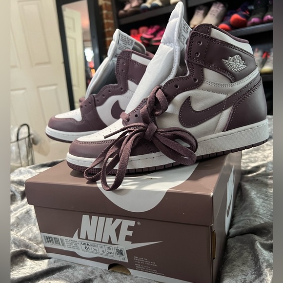 Nike air Jordan 1 retro high OG white/ mauve 6.5Y =8 in women’s - Picture 8 of 9